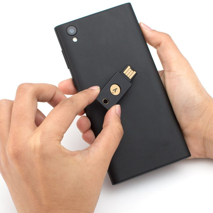 yubico-yubikey-5-nfc-schwarz